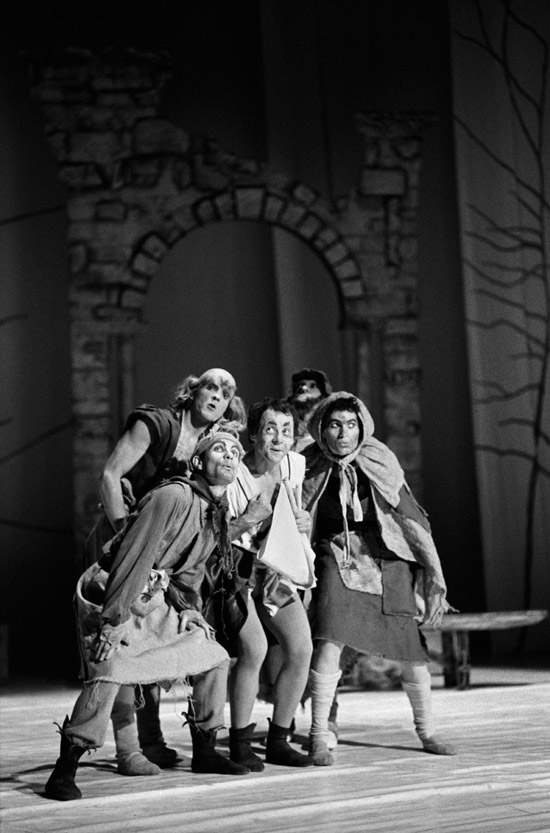 1980- A MIDSUMMER NIGHT’S DREAM- The ‘rude mechanicals’ Alexander Roy as Bottom (centre) photo: Geoff Howard